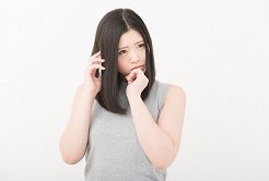 英語が聞けるけど話せない もじもじしている女性